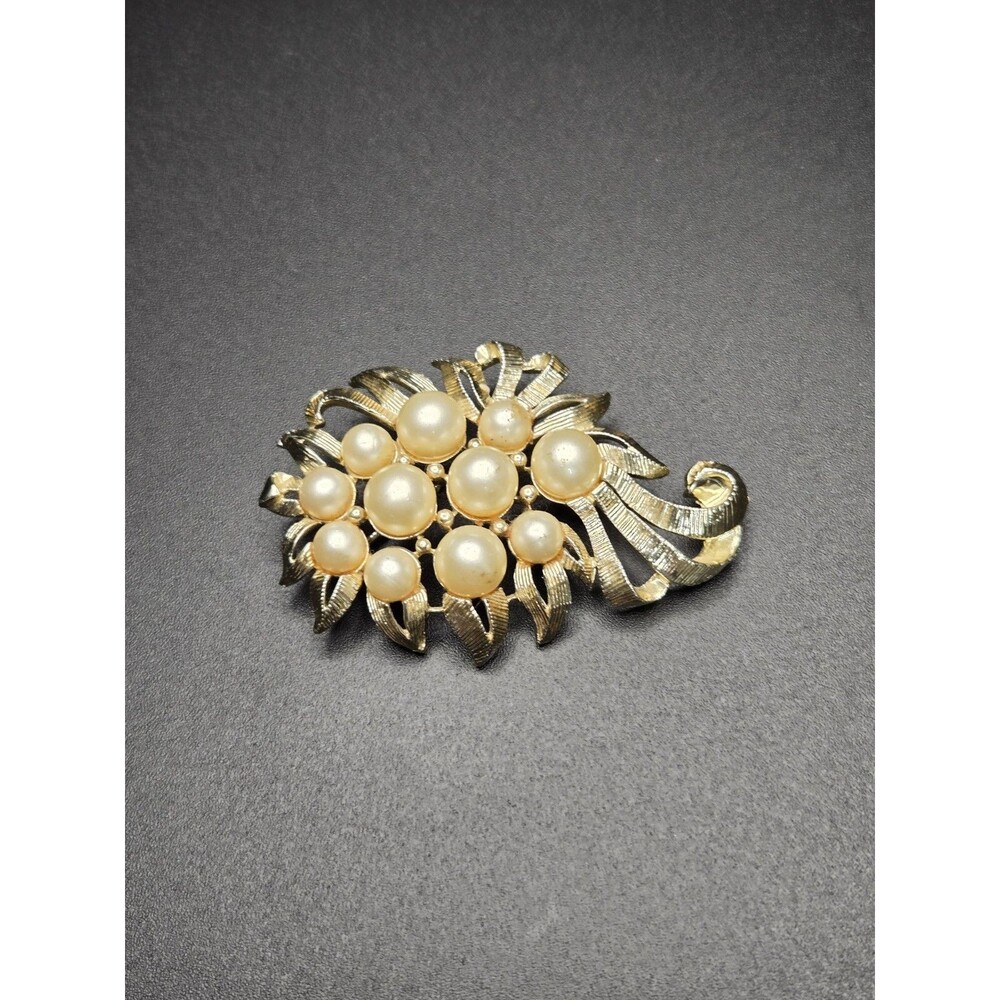 Signed STAR Faux Pearl Gold Tone Vintage brooch pin EUC